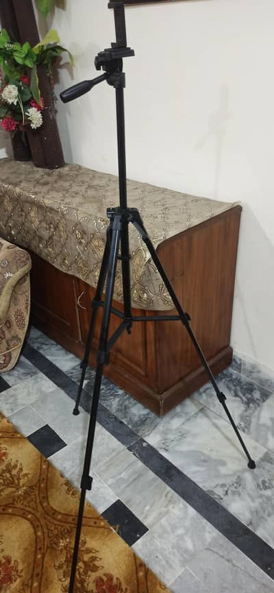 Tripod Stand Available With Mobile Holder