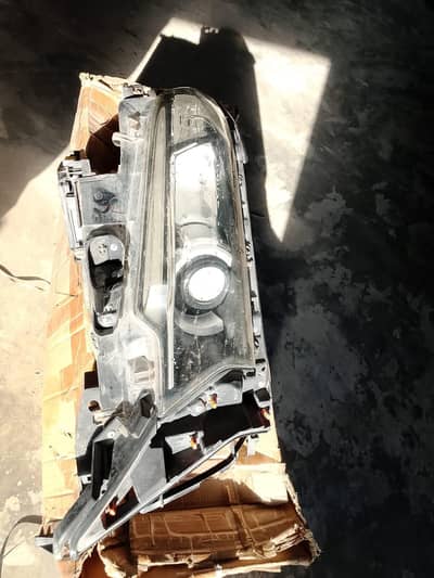 landcaruzar ki headlights hai jis Bhai ko zarurat hai wo he comtact