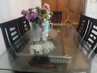 modren and decent  6 seater dinnig table