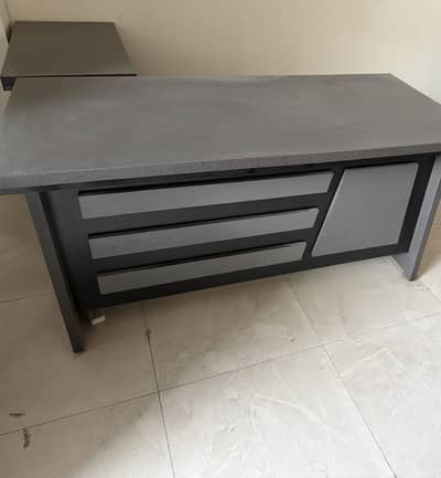 Office table executive 10/10 condition new  with side table