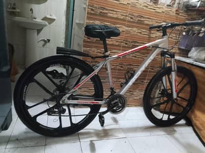 bicycle imported 26 inch brand new 5 month used aluminium body