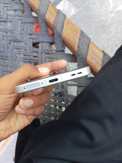 oppo reno 13 white colour 3 month used 9 month warranty available