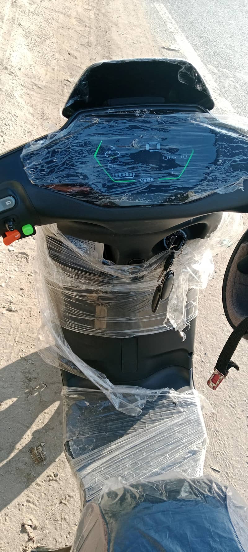 یہ سکوٹی ایک مہینے پہلے لی ہے ایک لاکھ پینتیس اہزار کی اب سیل کرن۔ 0 2