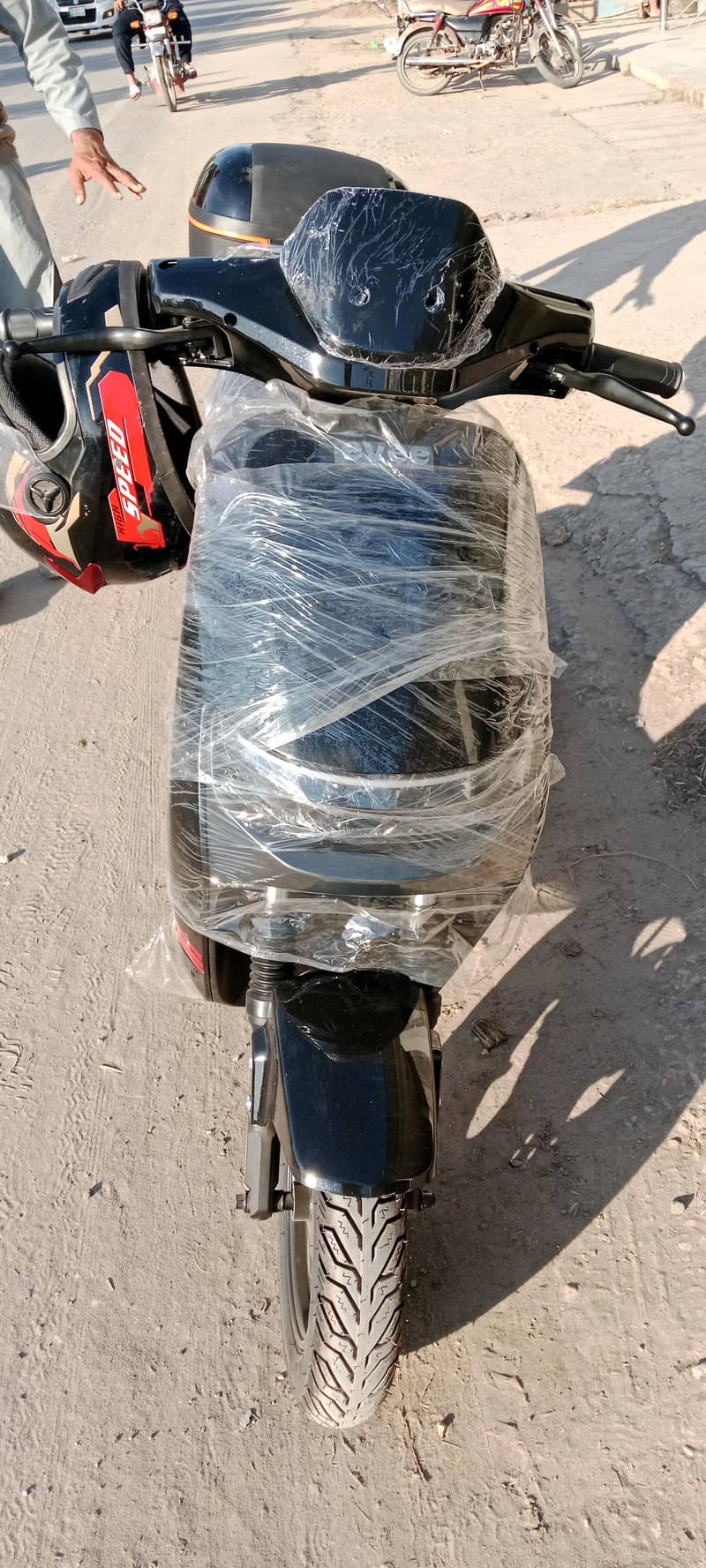 یہ سکوٹی ایک مہینے پہلے لی ہے ایک لاکھ پینتیس اہزار کی اب سیل کرن۔ 0 3