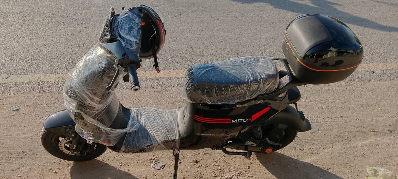 یہ سکوٹی ایک مہینے پہلے لی ہے ایک لاکھ پینتیس اہزار کی اب سیل کرن۔ 0 4