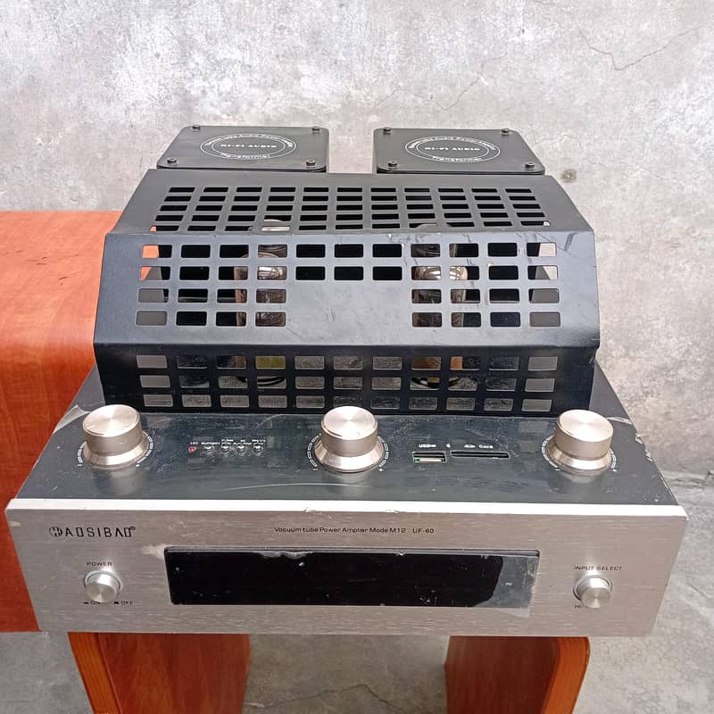 vacuum tubes amplifier 0