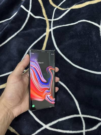 note 9 with full box