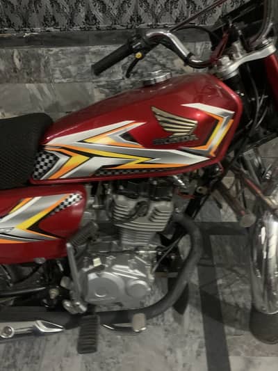 Honda 125 red colour 2025 model lush condition