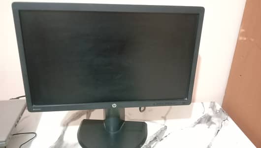 Urgent Sell!-Dell 21 inches monitor desktop screen (Screen issue hay)