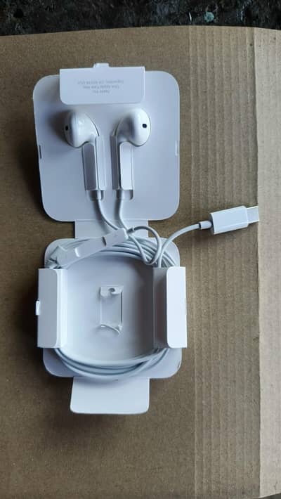 iphone type C handfree new original 100% written gurrenty dunga