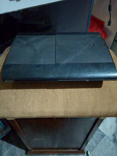 ps3 super slim 500gb with 8 cd,s slightly used price is fixed