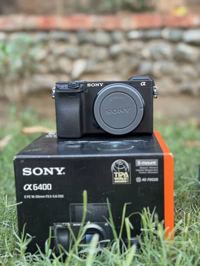 SONY 6400 10/10 camera with kit lens and box