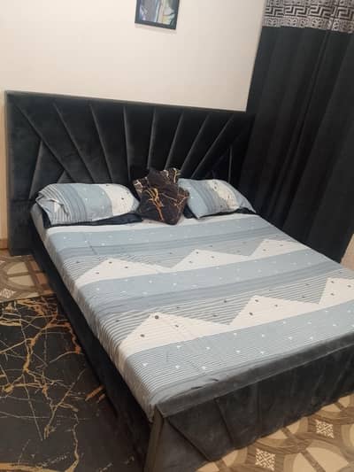 complete bed set with dressing and side tables and materes