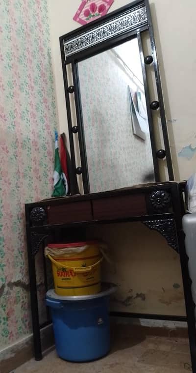 Iron Dressing bohat acchi condition