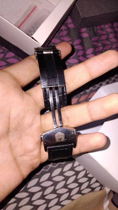 a very beautiful watches that is 2 months old,day & date