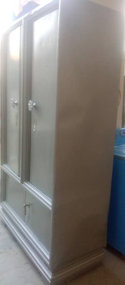 لوھے کی سیف الماری مضبوط اور وزنی . . رابطہ نمبر. . 03196630732