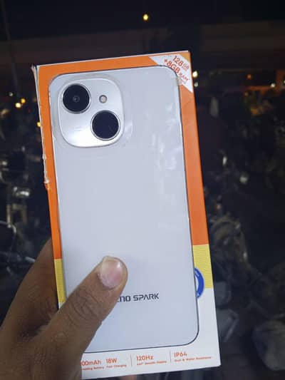 Spark 40 c 4Gb 128Gb