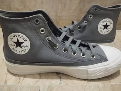 Chuck Taylor Original Converse Shoes, 10/10 condition, size 42 or 9