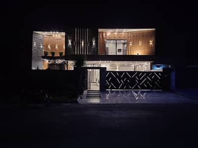 Prime Location Alert: 1 Kanal Luxury House on 60 Feet Road!  Price: