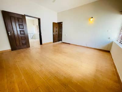 F-8 HOUSE FOR RENT EXCELLENT 1 KANAL HOUSE PROPER AND MODERN FITTINGS, WOODEN FLOORING 3 BEDROOMS, 3 ATTACHED BATHROOMS