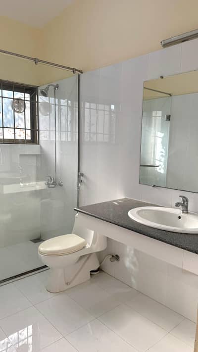 F-7 HOUSE FOR RENT EXCELLENT 1 KANAL HOUSE PROPER AND MODERN FITTINGS, TILED FLOORING 4 BEDROOMS, 4 ATTACHED BATHROOMS