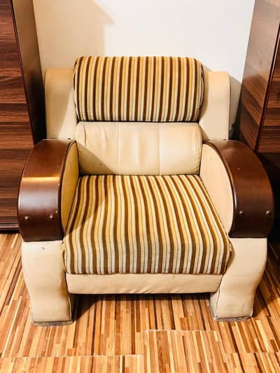 Attractive sofa set selling on urgent bases