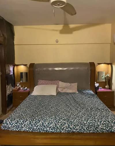 Bed with 2 side tables