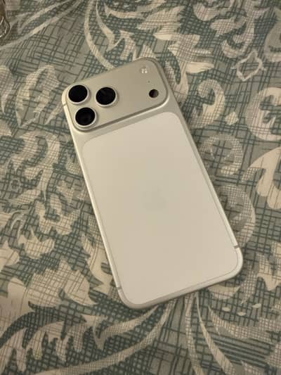 iPhone 17 pro max silver