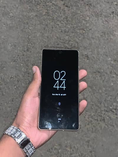 Phone overall excellent condition me hai.