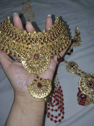 Its a good quality artificial jewellery set for bridals