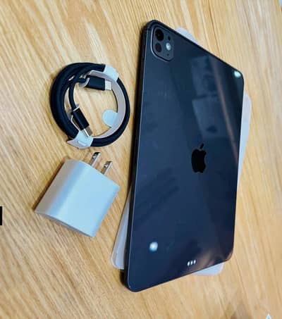 IPAD PRO M5 WITH BOX