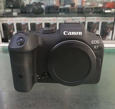 cannon R7 mirrorless DSLR camera