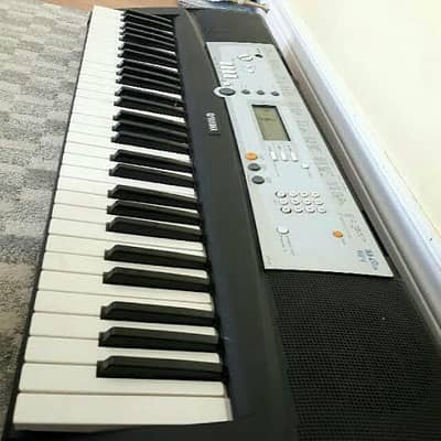 yamaha psr E203 profeaaional keyboard piano also midi option 61 keys