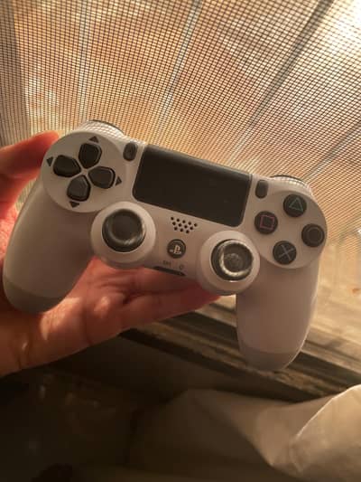 Playstation 4/PS4 game controller 2 weeks used