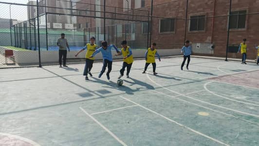 Mehh I'm a good football player ig I can teach u some skills and game