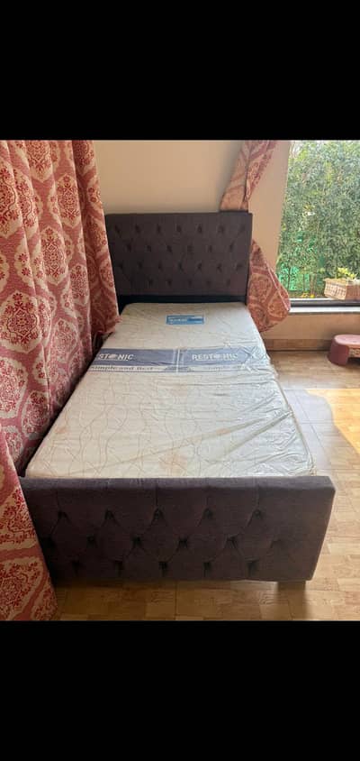 04 single beds and 02 mattress