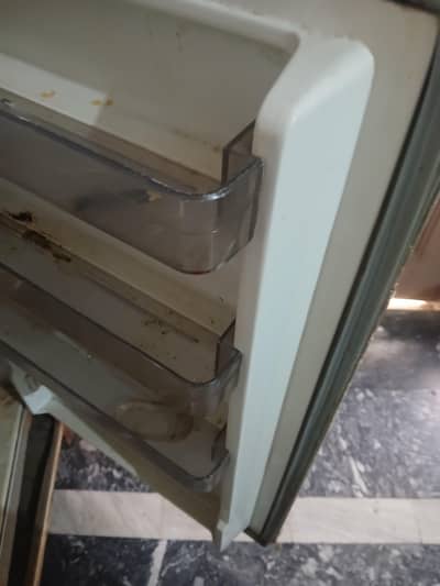 dawlance  frej medium size  2 sal sy use nai ki  but on hoti hai