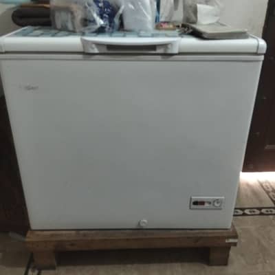 Haier deep freezer single door Sirf gas ni Hy isme new condition