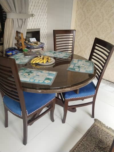 round dining table with four chairs