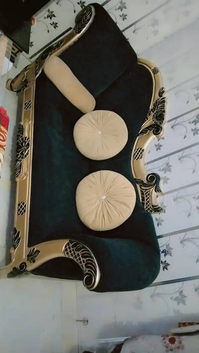 black and golden color sofa sale 10/9 condition only 6 months use