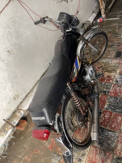 Crown 2016 model in cheap price 30,000