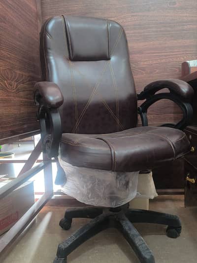 Office Chair (almost new), rotating, comfortable, height adjustable