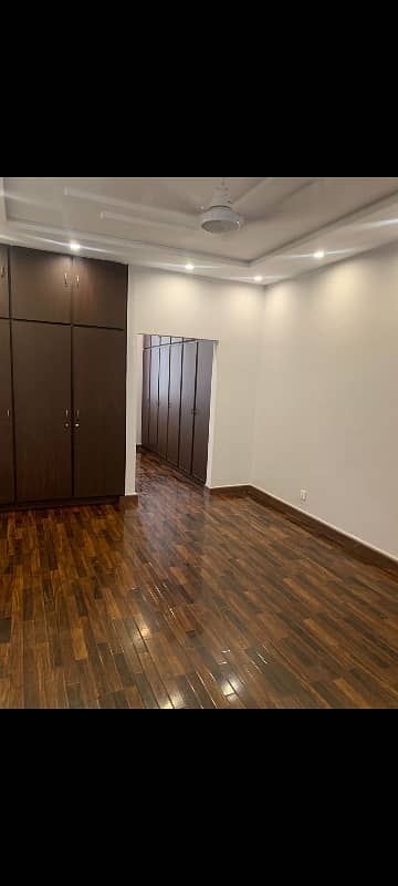 Model town Facing Park 1kanal house Availble For Rent