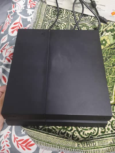 PS4 in good condition and with PS4 box and controller