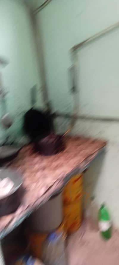 lalukhet 10 3 floor khali hai  bachelor available