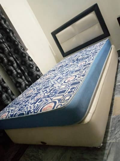 Single bed with Mattress