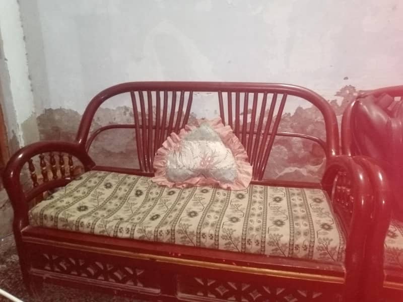 good condition sofa 0
