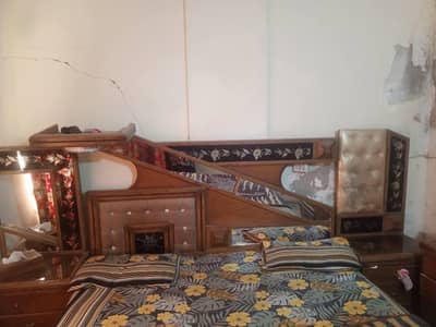 bedroom set old ND good condition