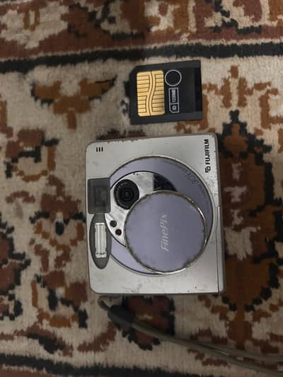 Fujifilm FinePix 30i Vintage Digital Camera + 128MB SmartMedia Card