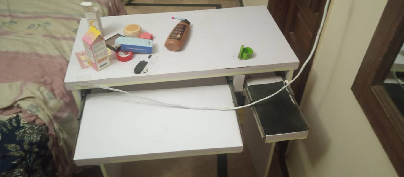 Computer Table 0